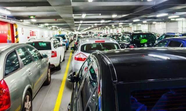 Otomobil stokçuluğu yapan galericiler, sitelerin otoparklarını kiralamaya başladı