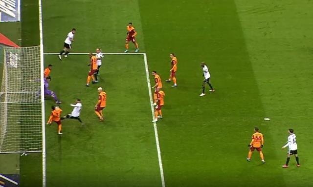 Akıllara durgunluk veren an! Omar'ın çizgiden çıkardığı top derbinin kaderini değiştirdi