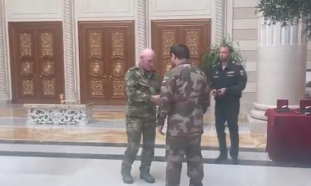 Rusya'nın Çeçen lider Kadirov'a korgeneral rütbesi verdiği anlar kamerada