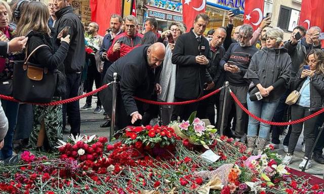 Başkonsoloslar Taksim'de terör saldırısının yapıldığı alana çelenk bıraktı! Hepsinin temennisi ortaktı