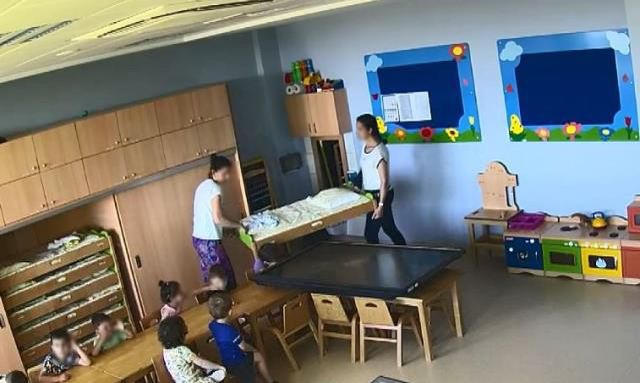 Çocuğunun oyuncak bebeğe yaptıklarından şüphelenen annenin sorusu kreşteki skandalı ortaya çıkardı