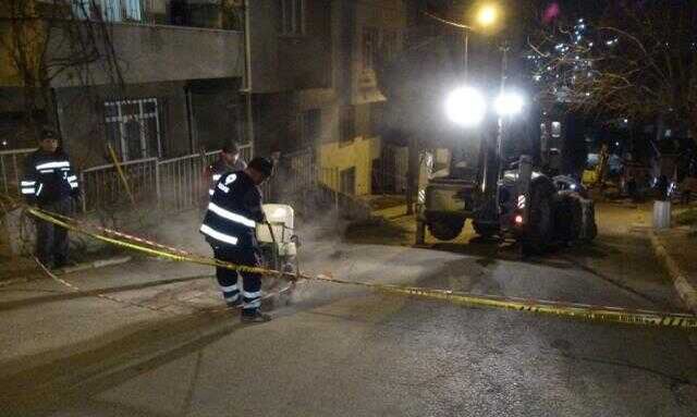 Olası deprem haberleriyle gündeme gelen İstanbul'da yoldaki çökme nedeniyle iki bina boşaltıldı