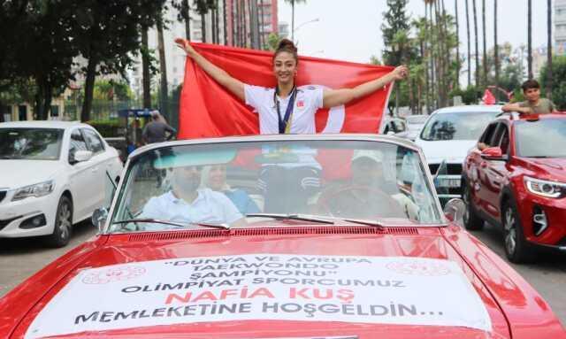 Dünya ve Avrupa şampiyonu milli tekvandocu, tarihi başarıyı üstü açık arabayla tur atarak kutladı: Bu benim hayalimdi