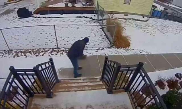 Yeni bebek sahibi olan çifte komşularından büyük sürpriz! Kimi yiyecek bıraktı, kimi evin önünü temizledi