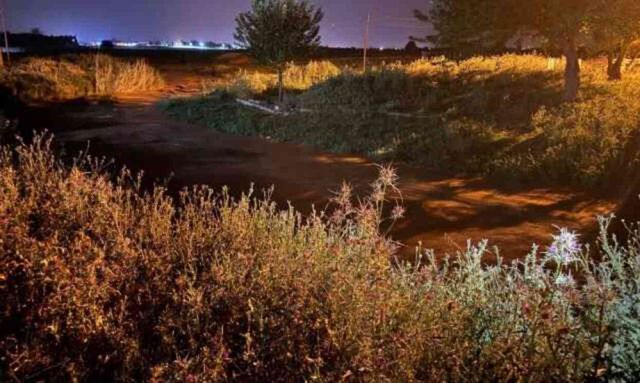 Yağışsız havada sel suyu paniği! Otomobil sürüklendi, vatandaş neye uğradığını şaşırdı