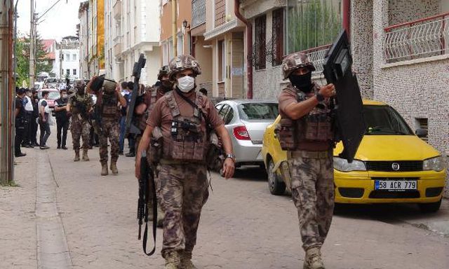 Rahatsız ettiği kadını evin içinde rehin alan adam zorla ikna edildi