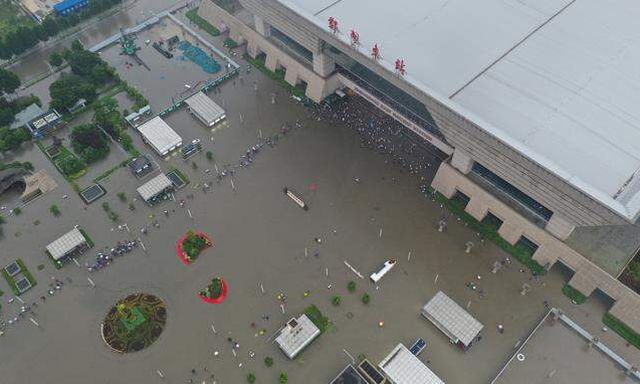 Sele teslim olan Çin'de dehşet anları! Akıntıya kapılan kişiyi kurtarmak isterken bir anda oluşan çukura düştü