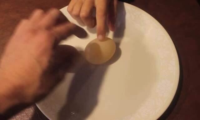 Tavuk kümesine giren adam, diğerlerinden farklı olan yumurtayı görünce şaşkınlığa uğradı