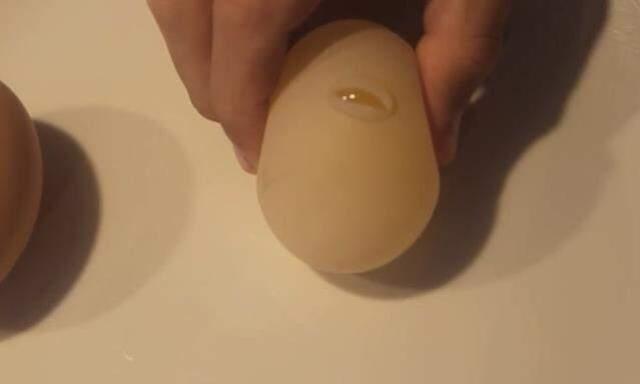 Tavuk kümesine giren adam, diğerlerinden farklı olan yumurtayı görünce şaşkınlığa uğradı