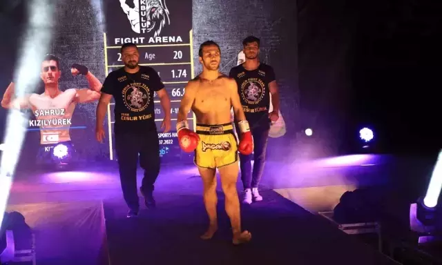 Ünlü boksçu salona Kurtlar Vadisi müziğiyle girdi, müzikten aldığı güçle rakibini yerle bir etti