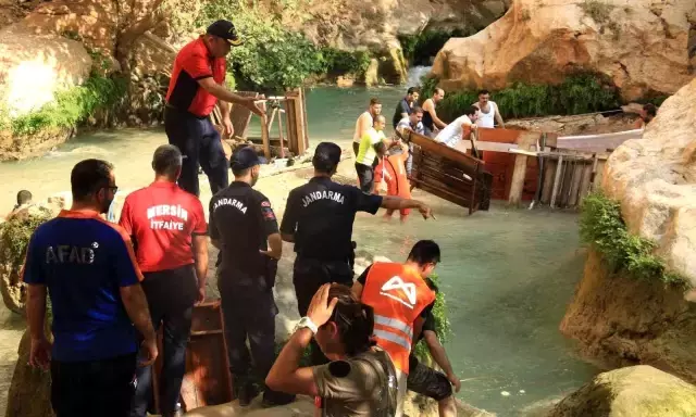 Terliğinin peşine giden çocuk, 30 tonluk kayanın altında sıkışarak öldü! Cesedi hala içeride