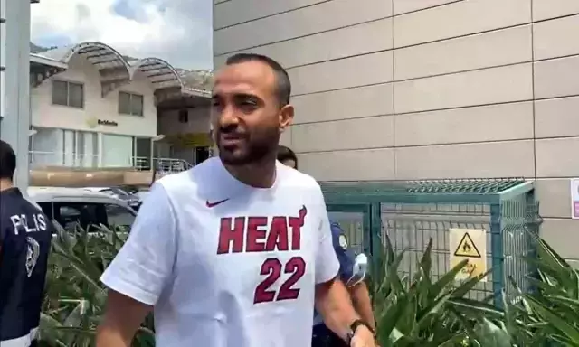 Tatlıses'in ayağında 2 kırık olduğu öğrenildi