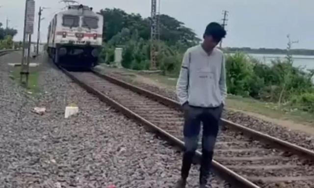 Sosyal medyada paylaşmak için hava bir video çekmeye çalışan gence tren çarptı