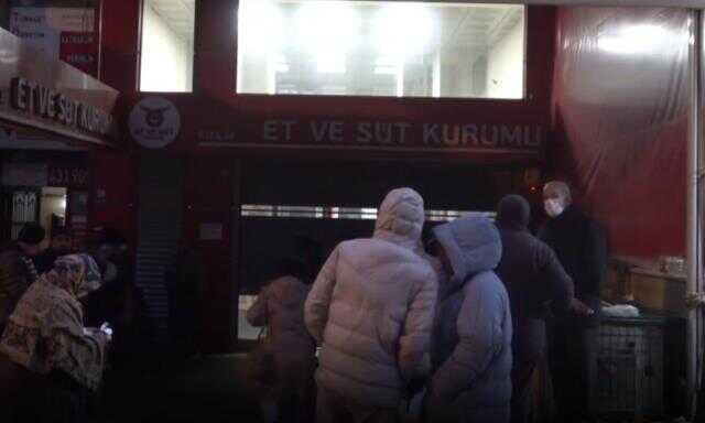 Vatandaş kapının açılmasını her sabah böyle bekliyor! Tüm çaba 1 kilo eti ucuza alabilmek için