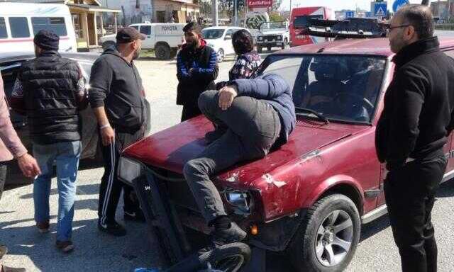 Otomobille motosiklet çarpıştı, sürücüsünün bacağı dizinden ters döndü