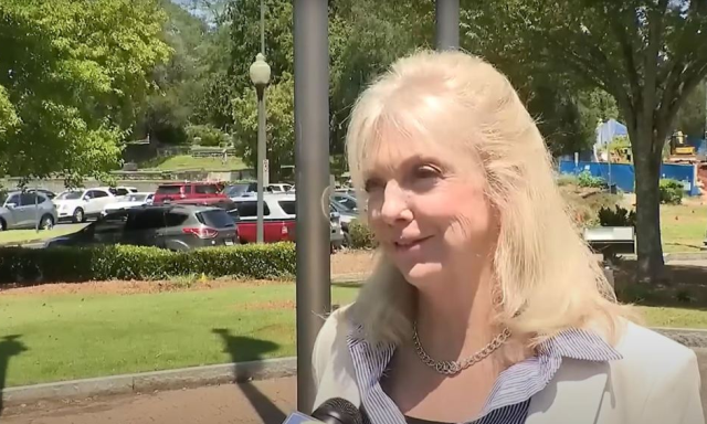 Mahkemede kocasını öldüren gence sarılıp affetti