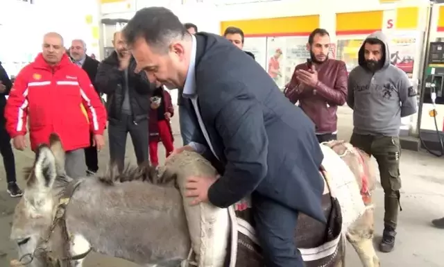 Akaryakıt fiyatlarını protesto eden Gelecek Partili ilçe başkanı eşekten düştü