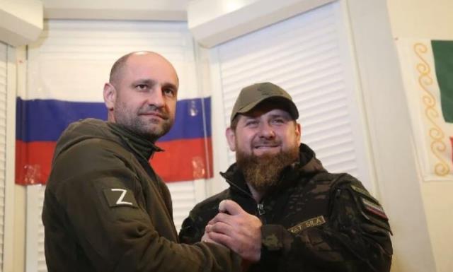 Rusya'nın Çeçen lider Kadirov'a korgeneral rütbesi verdiği anlar kamerada