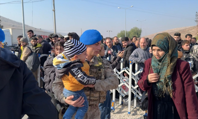 Esad rejiminin devrilmesinin ardından Türkiye'deki Suriyeliler ülkelerine dönüyor