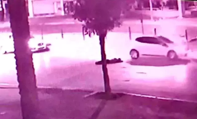 Antalya'da cinayet gibi kaza! Darp edilip yola bırakılan gencin üzerinden ticari taksi geçti