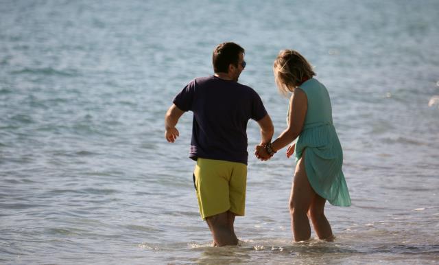 Aralık güneşinde denize girdiler