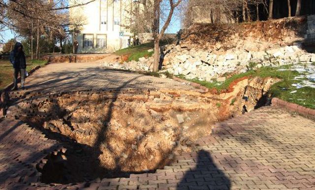 Gaziantep'te depremin etkisi ile 3 dev çukur oluştu