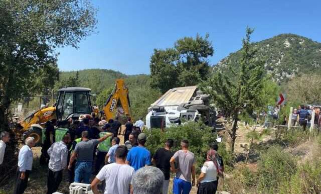 Kamyonun cenaze merasimi alanına daldığı kaza yerinden ilk görüntüler