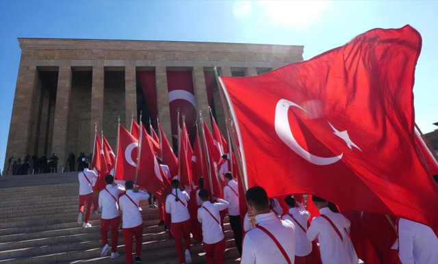 Bakan Bak, gençler ve sporcularla Anıtkabir'i ziyaret etti