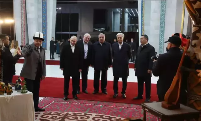 Kopuz gösterisini izleyen liderler