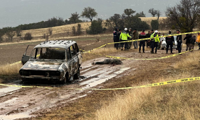 Yanmış otomobilin yanında bulunan cesedin, kayıp başı aranıyor