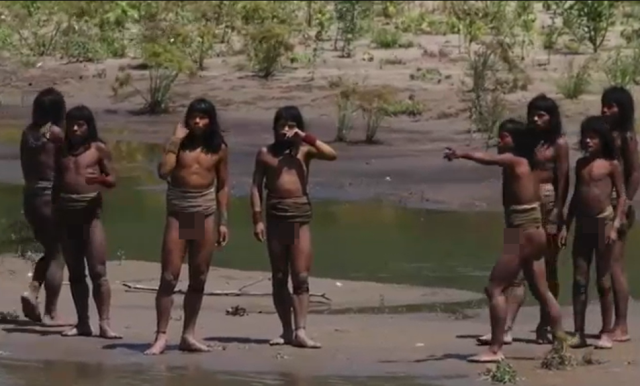 İlk kez kamera gören izole kabile üyelerinden ilginç tepkiler