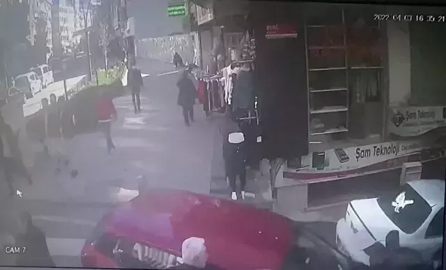 Fren yerine gaza basınca iki gence çarptı! Korku dolu anlar kamerada