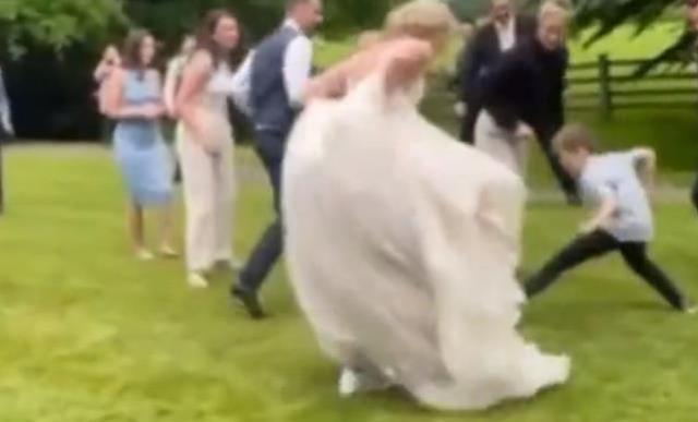 Her erkeğin hayali böyle bir düğün olabilir! Düğünde yapılan futbol maçının görüntüleri herkesi güldürdü