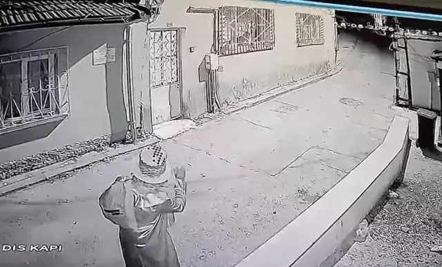 Palyaço kıyafeti giyip bıçakla çocukları kovaladı