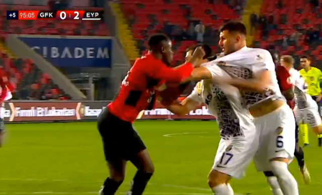 Süper Lig'de ilginç anlar! Herkes kavgayı ayırırken o hücum edip gol attı