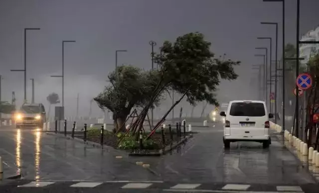 Antalya'da şiddetli fırtına! Dev dalgalar oluştu, uçak seferleri durdu