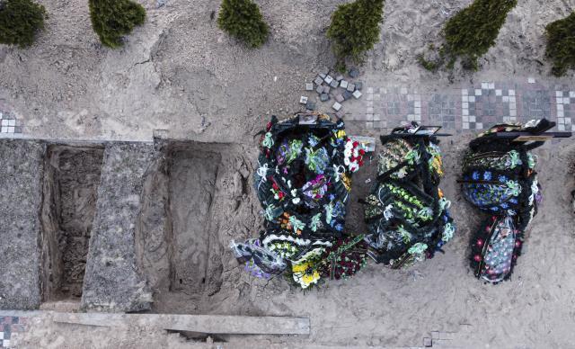 En yoğun çatışmaların yaşandığı şehirlerden İrpin'de, mezarlık havadan görüntülendi