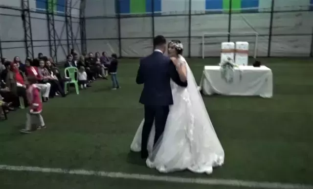 Kır düğünü hayali kuran çift, halı sahada evlendi! Mahkemenin yolunu tutup 30 bin TL kazandılar