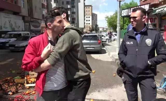 Kaldırım işgali uyarısına sinirlenen manav, kilolarca meyve ve sebzeyi gözünü kırpmadan yola döktü