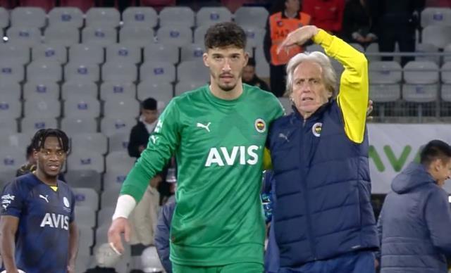 Herkes Jorge Jesus'un yaptığı hareket sonrası Altay Bayındır'ın yüz ifadesini konuşuyor