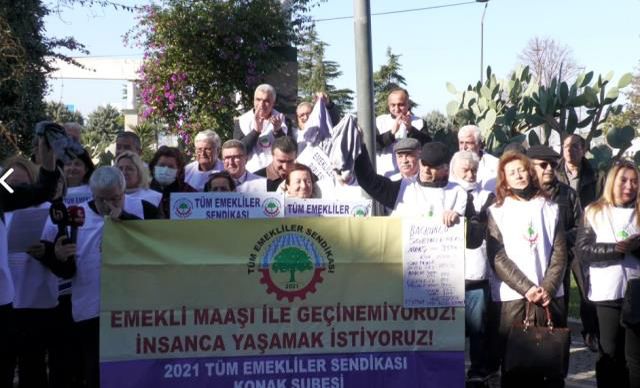 Emeklilerden iç çamaşırlı protesto: Eğer istiyorlarsa donlarımızı da göndermeye hazırız