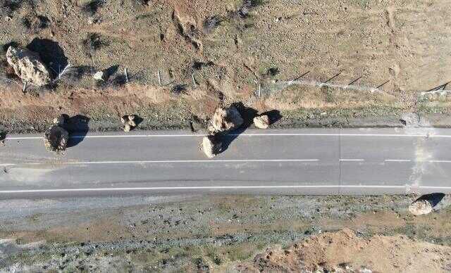 Binaları yıkan deprem doğaya da zarar verdi: Derelerde sular çekildi, dağlar yarıldı