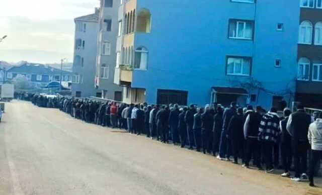 Toplu bayramlaşmada rekor! Tam 1 kilometrelik kuyruk oluştu