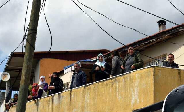 3 komşusunu öldüren zanlıya keşif yaptırıldı! El sallayınca mahalleli 'Katil' diye bağırdı