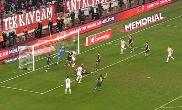 Neler çıkardı neler! Livakovic kendini eleştirenleri Antalyaspor maçında fena utandırdı