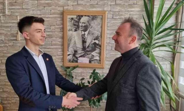 18 yaşında mahallesine muhtar oldu