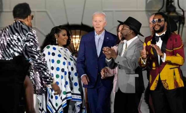 Cumhuriyetçiler, Biden'ın Juneteenth Beyaz Saray konserinde donup kaldığını görünce dalga geçti