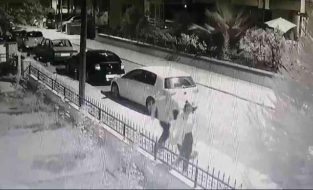 Dehşet anı kamerada: Genç kadını önce takip etti ardından sırtından bıçakladı
