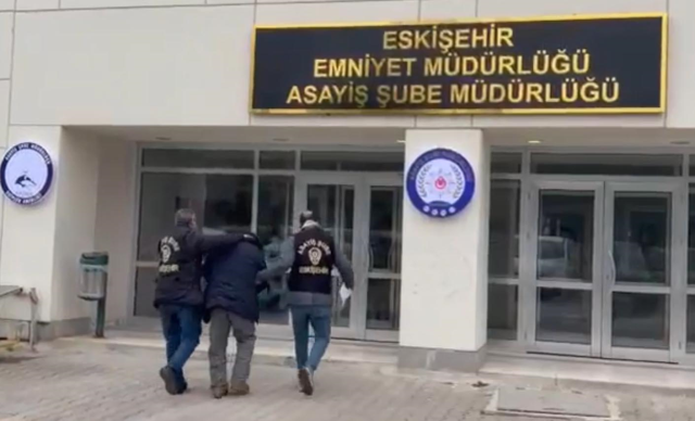 46 saniyede teybi söküp kaçtı, kameraya yakalandı