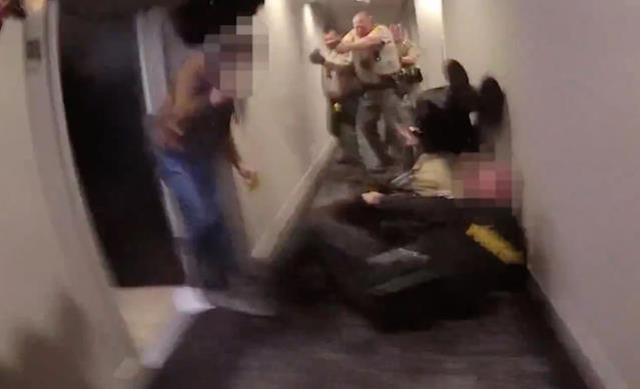 Polisi sırtından bıçaklayan kadın, ateş edilerek öldürüldü